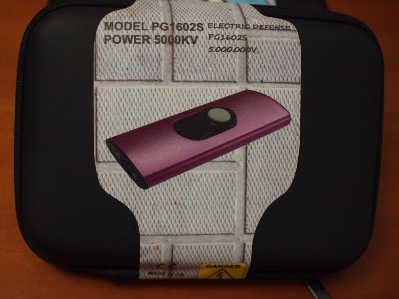 Un taser de mano pequeño con linterna incluida PG1602-5000KV